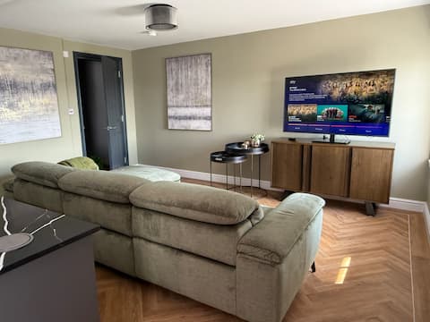 Top performing Airbnb: Grade 1 listed building located in historic square in Birkenhead