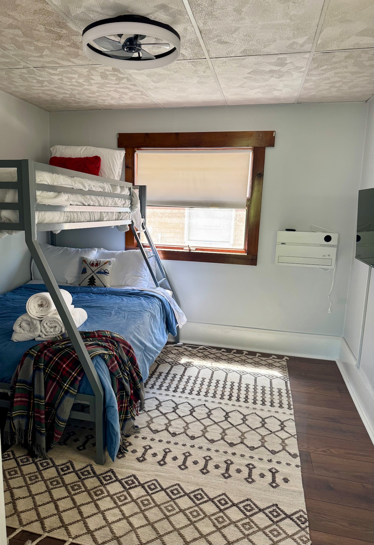 מזרן בגודל מלא למטה, מזרן זוגי למעלה. שניהם חדשים החל מ-2025.