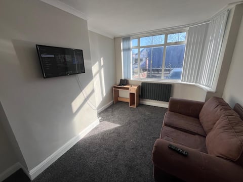 Top performing Airbnb: Cozy Corner Retreat 10/15 min NEC & BHX in Yardley & Acocks Green