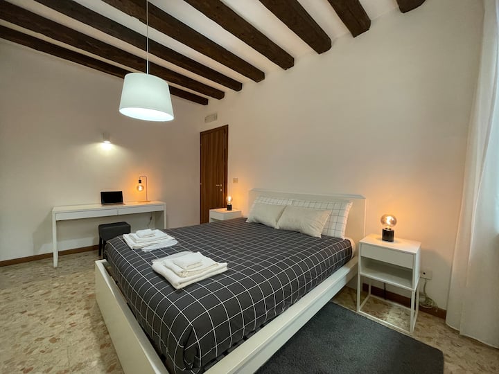 Cama tamaño queen con almohadas dobles