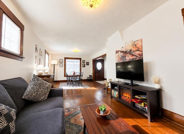 King Bed-Sleeps 11-Close to Dwntwn Shops & Dining