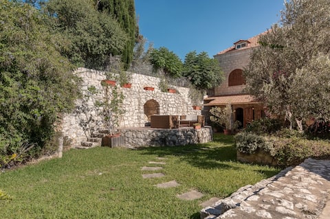 Luxurious 5 Bedroom Batroun Villa Bonjourein