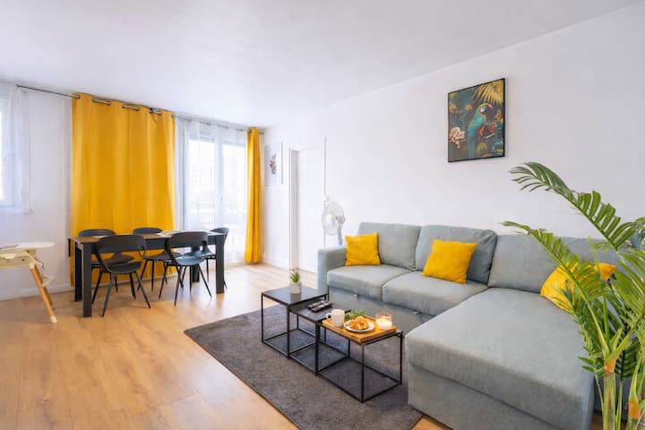 Ampio soggiorno luminoso con Smart TV e accogliente area relax
Ideale per famiglie e gruppi, con un ampio e confortevole divano per stare insieme, rilassarsi o godersi una serata di cinema dopo la giornata.