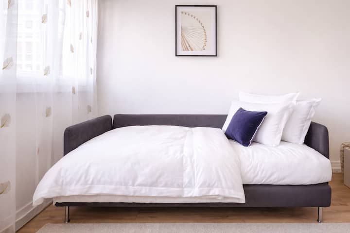 Il divano della camera può fungere da letto supplementare, ideale per ospitare comodamente la famiglia o gli amici.