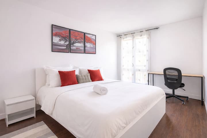 Camera luminosa e confortevole con ampio dressing, biancheria da letto curata e lettino pieghevole a disposizione, ideale per un soggiorno pratico in famiglia o in coppia.