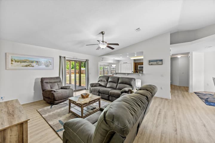 Shops L Sun L Fun - 2 Miles From Navarre Beach! - Navarre, FL