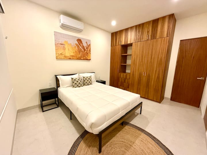 Segundo dormitorio acogedor con una cómoda cama y tonos neutros relajantes.