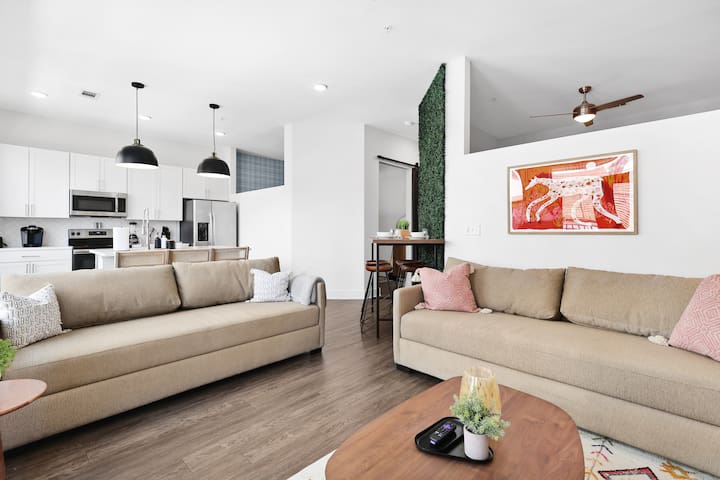 Location Location Location – King Suite near BRDWY