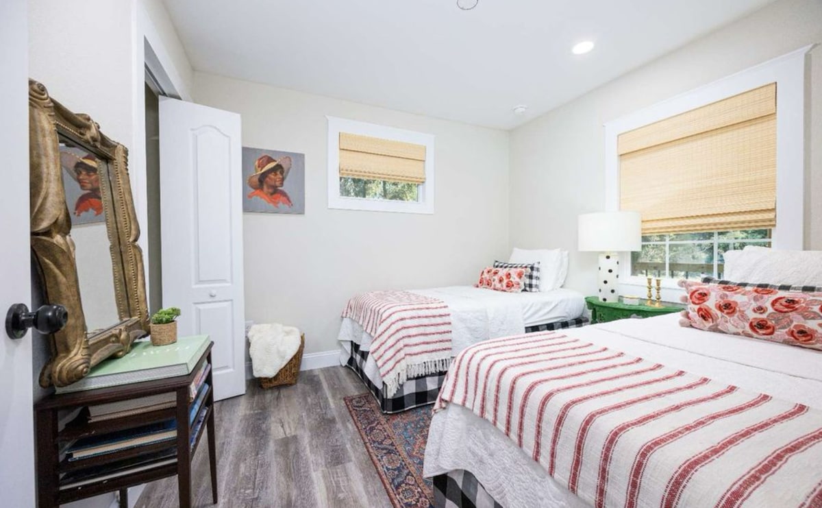 Chumba cha wageni chenye vitanda viwili vya starehe sana!