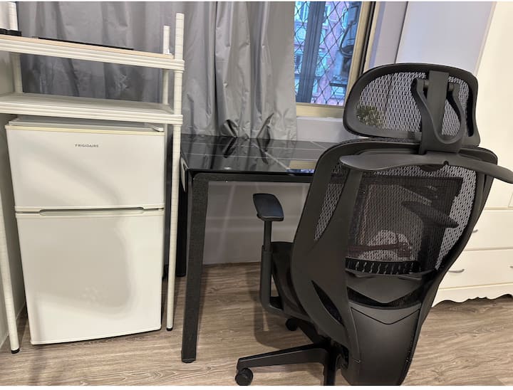 Workspace evidence from [4th Floor Room C] Private apartment suite + water dispenser. Near Xizhi Train Station, only a 3-minute walk