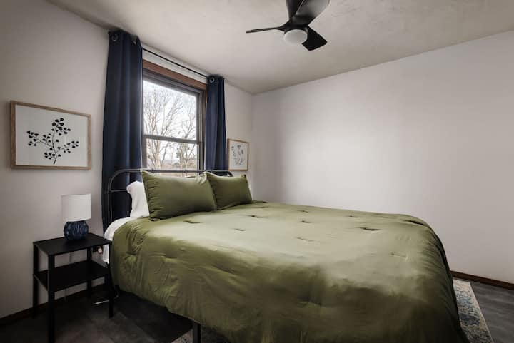 Брачен кревет (широк 150-179 см) со јорган, чаршафи, плакар, тавански вентилатор и светло. 