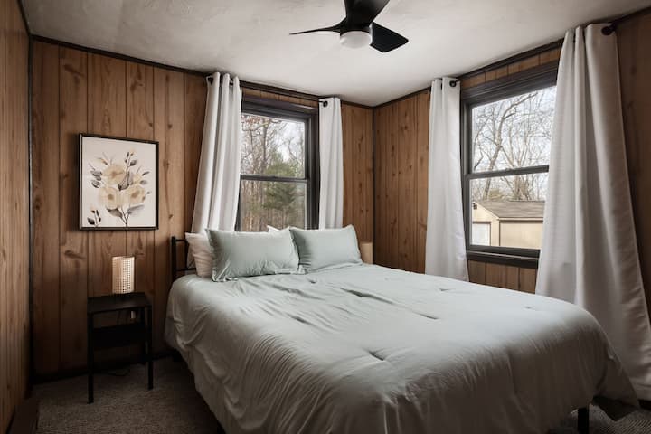 Брачен кревет (широк 150-179 см) со јорган, чаршафи, тавански вентилатор и светло и плакар. 