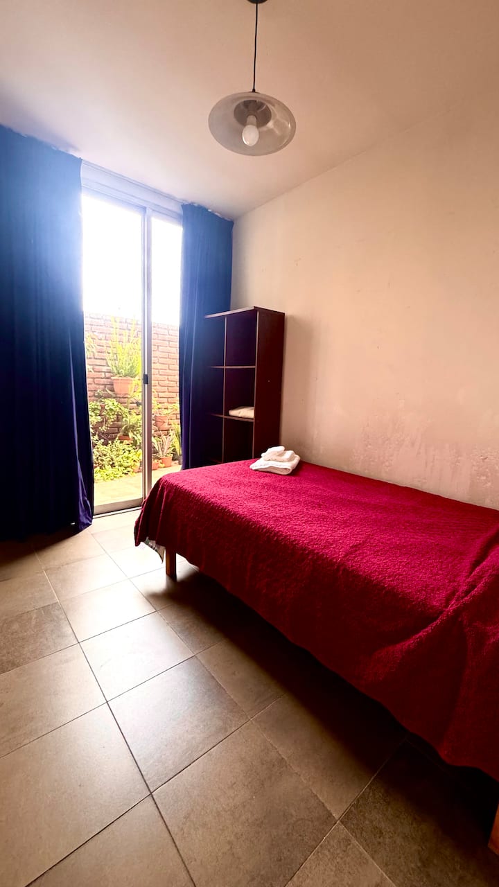 Еден и пол квадратен кревет. Пристап до балкон чико. 