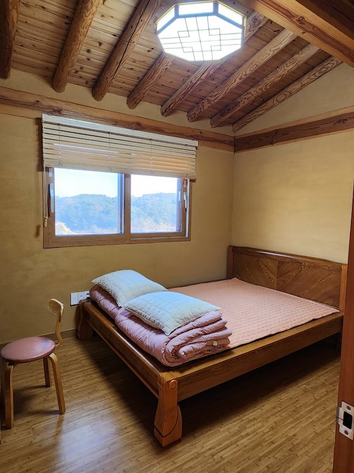 Hwangto Accommodation Charcoal Bed for 2 people
Puedes dormir hasta 3 personas.