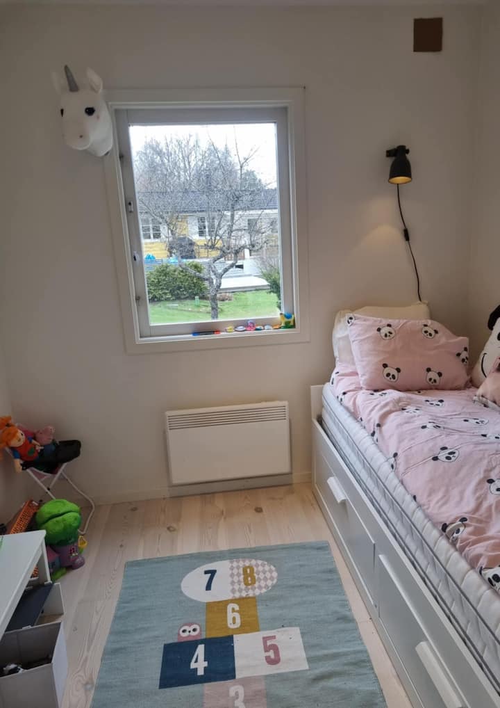 lit de jour, glisse pour doubler. 
lorsque l'espace entièrement étendu dans la pièce est limité 