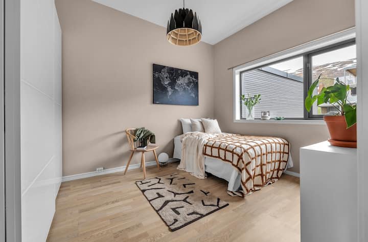 Glavna spavaća soba s krevetom širine 180 cm
2 razine