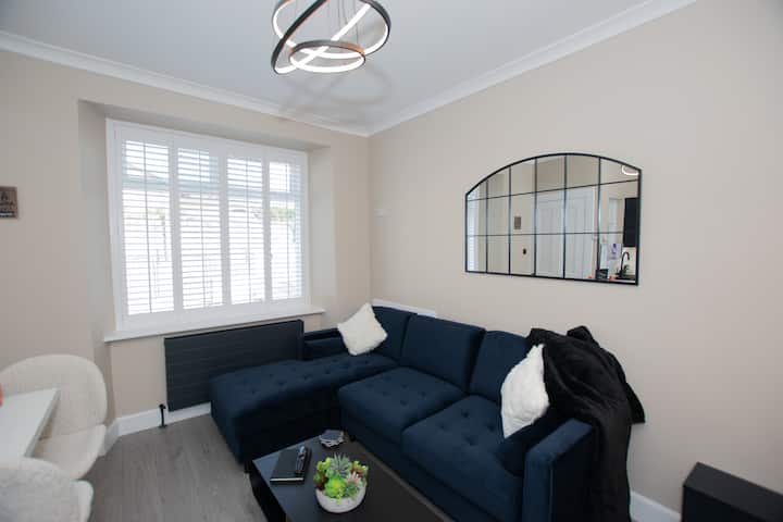 White House | Sleeps 4 | Bath Suite | Near M8 - Linlithgow