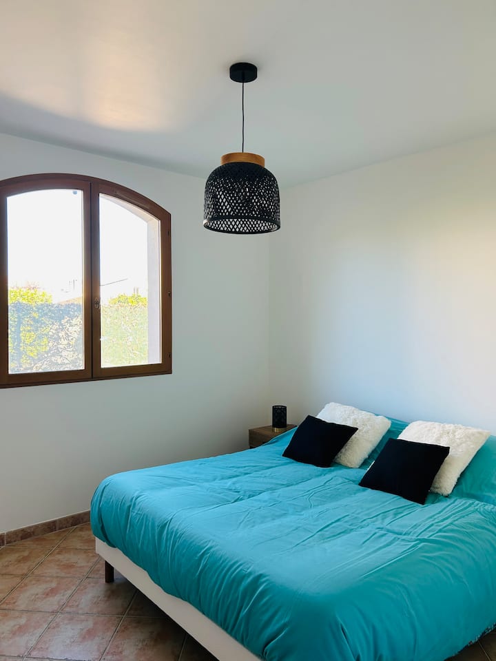 Chambre vue sur le boulodrome