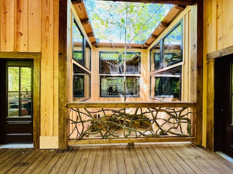 FoRestReTreetTreehouseHotTub
EscapeNearAtlanta