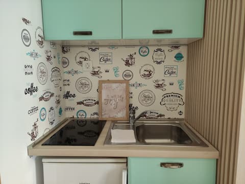 Top Airbnb: Breezea Beach front 2 + free sunbeds, SUP, kayak in Općina Podstrana