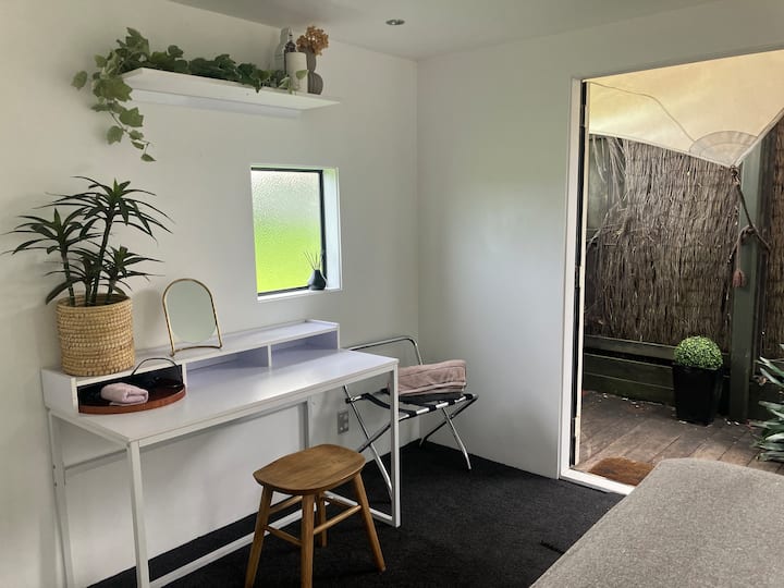 โต๊ะทำงานเตียงควีนไซส์และผ้าปูที่นอนคุณภาพสูงพรมหรูใหม่ พื้นที่พักผ่อนกว้างขวางชั้นบนพร้อมเตียงโซฟาและโต๊ะทำงาน วิวสวนสาธารณะ