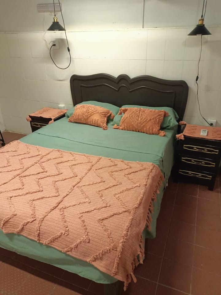 غرفة بسرير مزدوج، مثالية لشخصين.