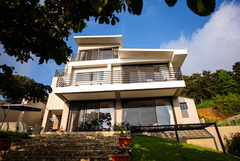 Casa Bello Atardecer | Spacious Home, Sunset Views