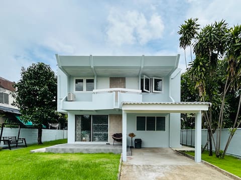 5 beds 452sqm. Private garden/ Pet-friendly/ CCTV