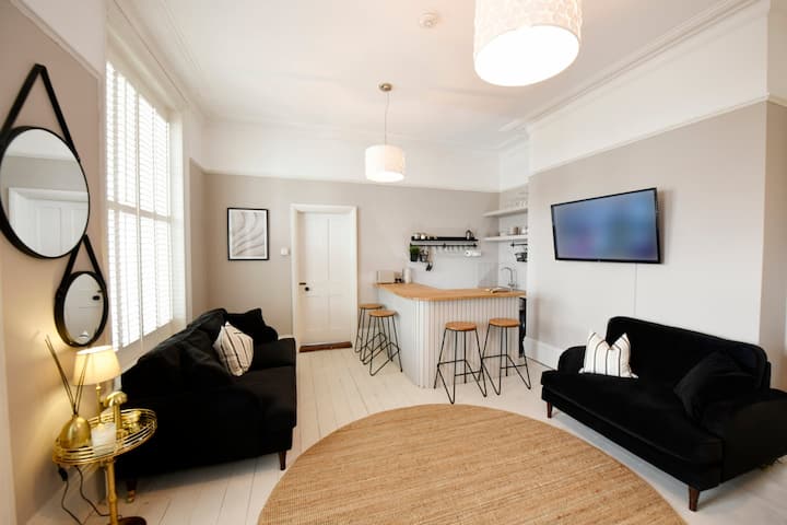 Beach Retreat~ Seafront Apartment With Garden - Portsmouth