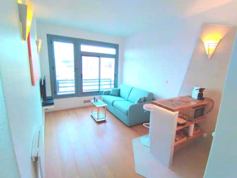 Popular Airbnb listing: AIR-CONDITIONING Superb studio apartment Right in the center Great view in Toulouse