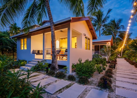 Weezie's King Bungalow- Porch, Views, + Relaxation