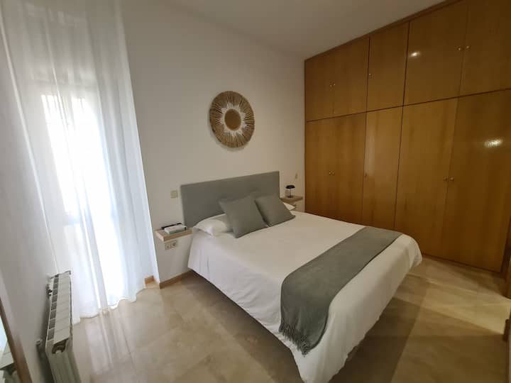 Veľká hlavná spálňa, vstavaná kúpeľňa, šatníky od steny k stene, Smart TV, klimatizácia.
calefaccion.