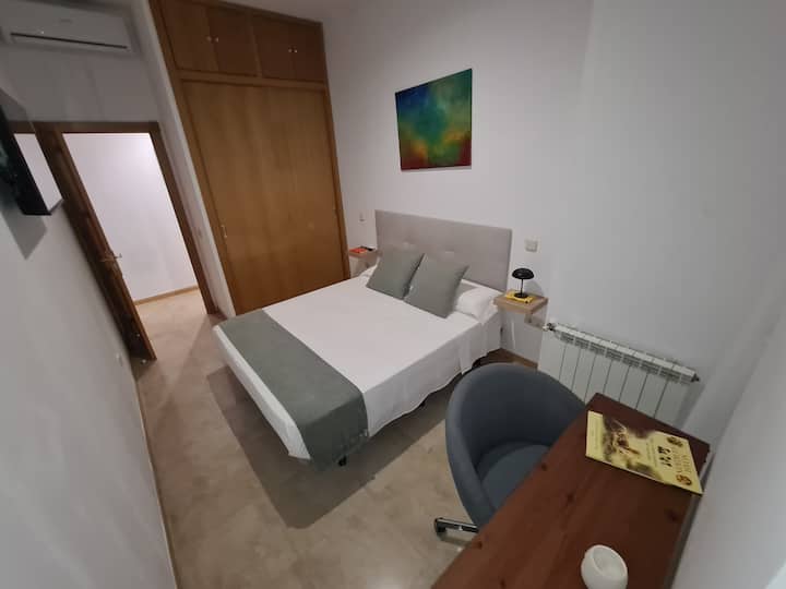 Veľká spálňa, veľký šatník, 3 metre vysoký, s pracovným stolom, (1 Giga Symmetric Wifi), Smart TV, klimatizácia.