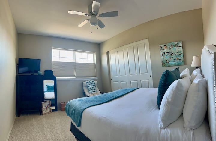 Comfortabel queensize bed, tv, grote kast met opbergrekken en kleerhangers. Uitzicht op de bergen. Spelletjes en boeken in de kast. 