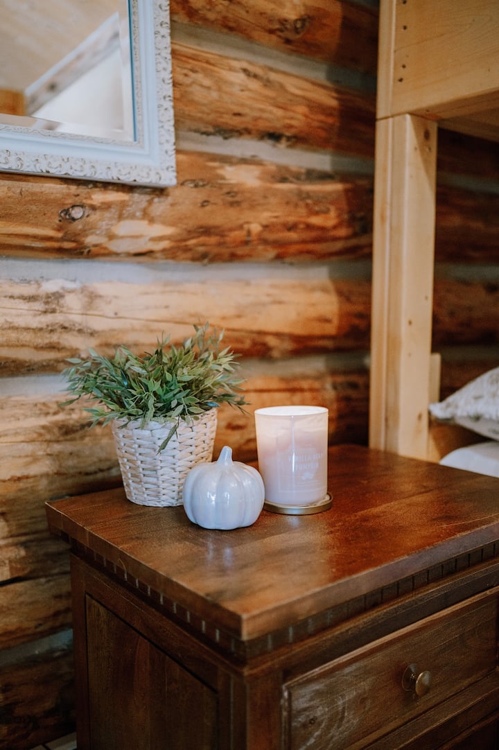 Pine Cabin: Mountain Escape | Sleeps 4 | Bathroom - Alberta