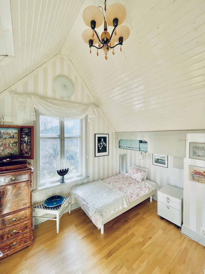 ห้องนอนที่มีวิวทะเล เตียงเดี่ยว 110 ซม. ตู้เสื้อผ้าขนาดใหญ่ 2 ตู้และพื้นที่ทำงาน