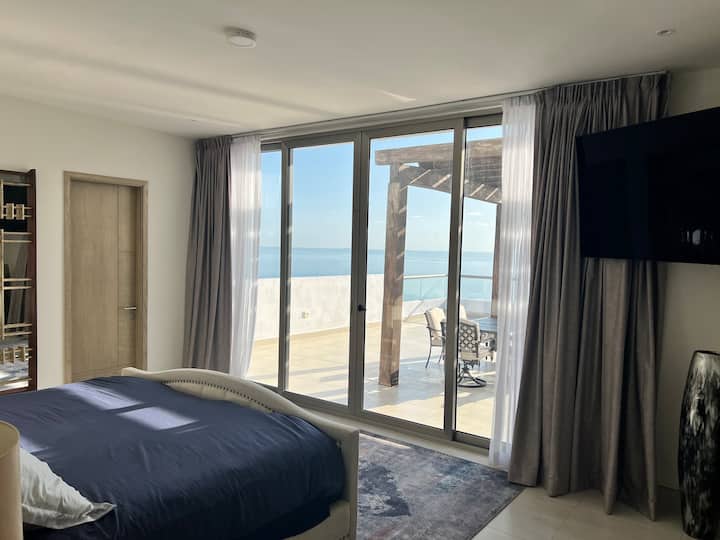 La recámara principal cuenta con acceso a la terraza y mucha luz natural, cortinas black out,TV. Baño completo propio con doble lavabo y vestidor.