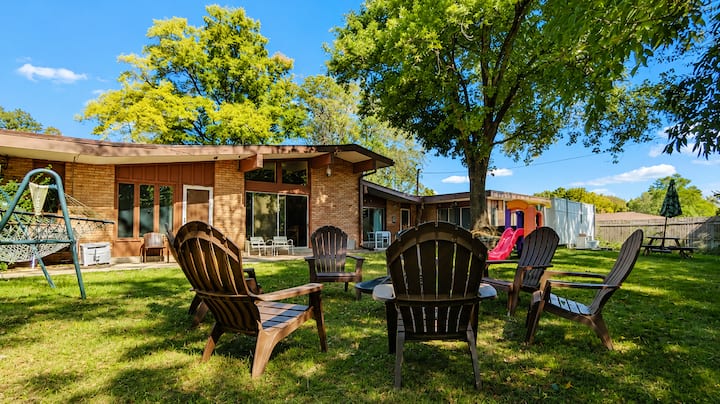 Upscale Dayton Home-sleeps 9 | Firepitspa Tub - Dayton, OH