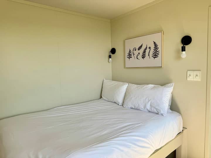 Dormez au milieu des indigènes tropicaux sur la colline derrière la maison. Idéal pour les adolescents ou les couples qui veulent leur propre intimité !