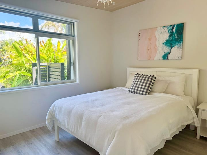 Vue sur l'oasis tropicale depuis la fenêtre