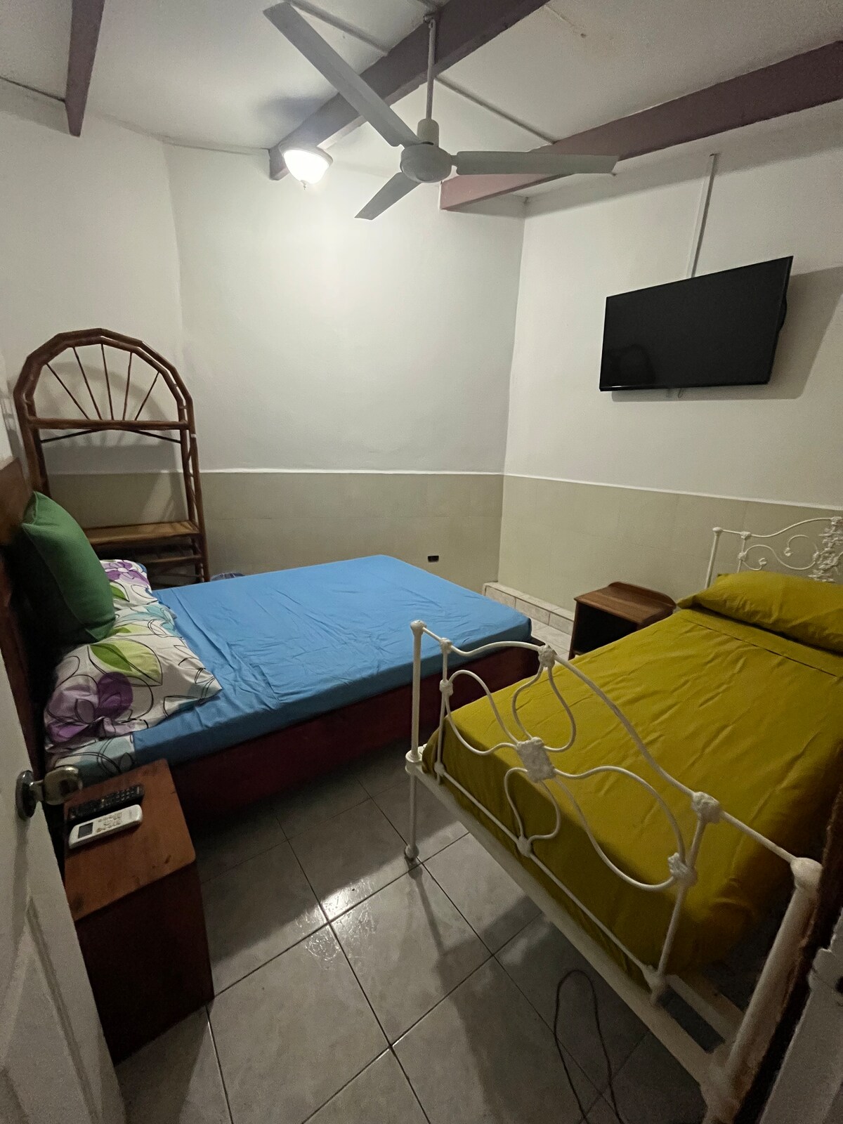 חדר נוסף עם מאוורר, מיזוג אוויר וטלוויזיה בכבלים, גבוה לשני מבוגרים וקטן אחד.