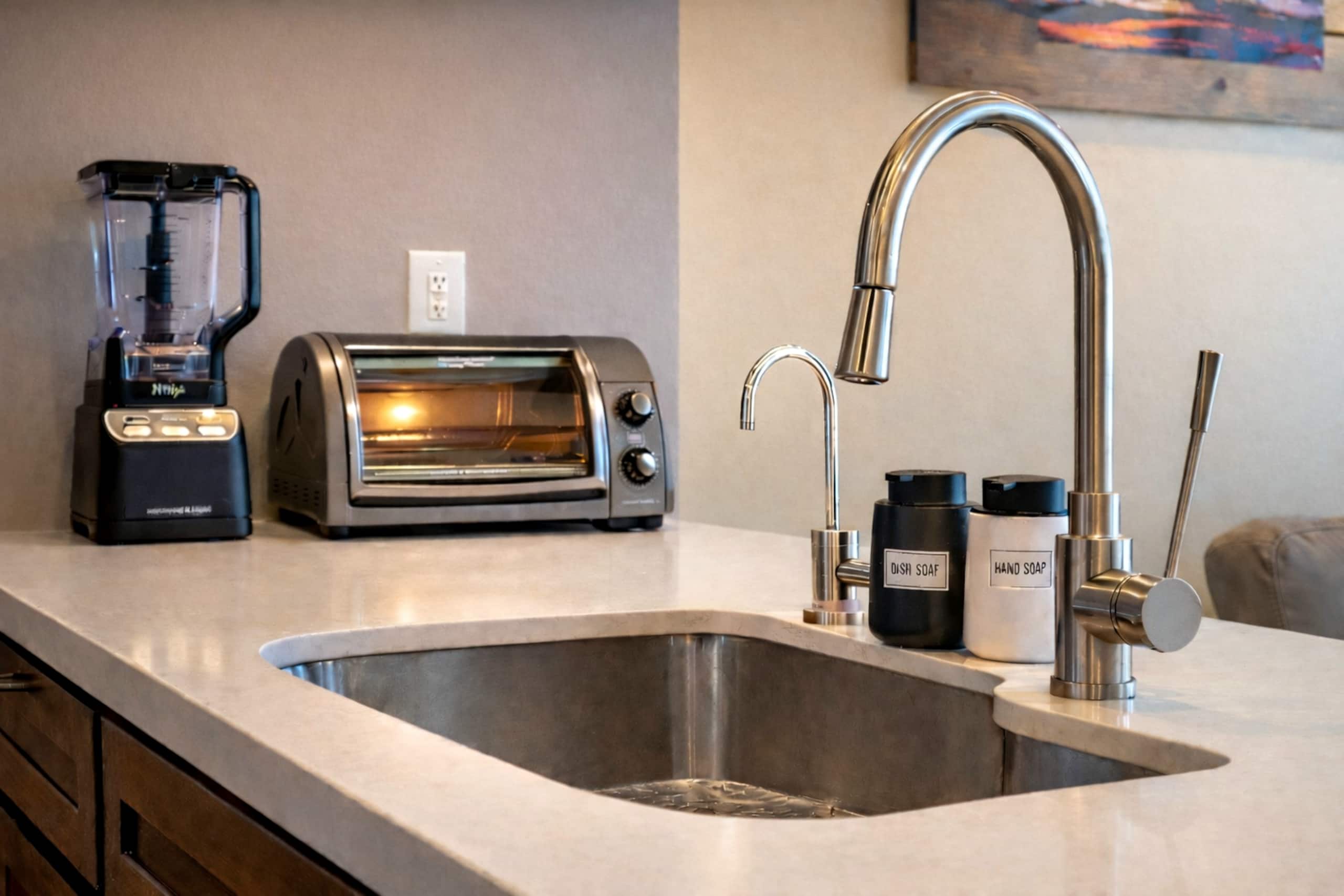 Condo in Honolulu · ★5.0 · 1 bedroom · 2 beds · 1 private bath - Image 10