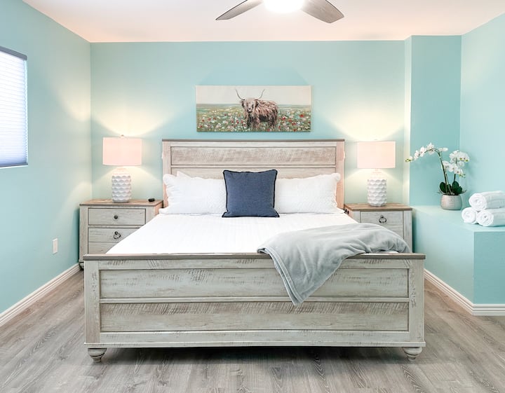 Pagrindinis aukštas - 3 svečių miegamasis su dvigule lova - bendras - vonios kambarys su tualetu.