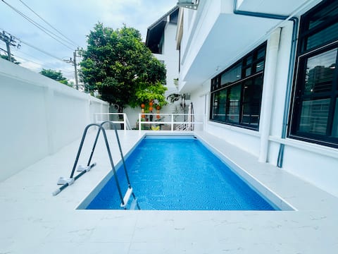 #Sun Pool Villa Downtown Erawan Shrine near BTS PhromPhong @nana Bar Street