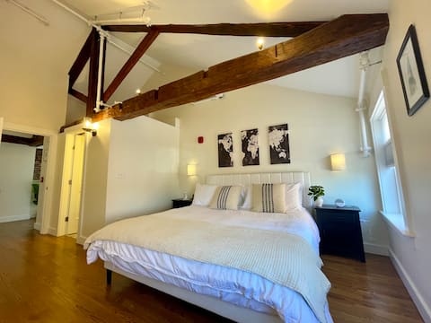 4 King Suites, Downtown, Outlets, Beach, Historic