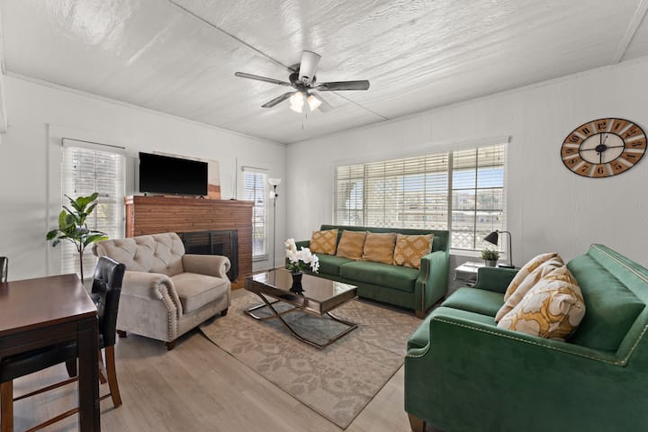 Charming Craftsman Estate Sleeps 15 2.5 Ac Private - Rialto, CA