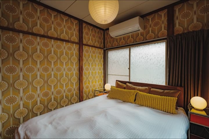 žltá izba! Táto izba je najmenšia z troch, ale jej poloha je taká pekná! Je orientovaná na juh a máte výhľad na horu Fuji, môžete tiež vidieť vlakové stanice a sledovať, ako vlaky prichádzajú. Môžete tiež vidieť Fuji Q Highland!