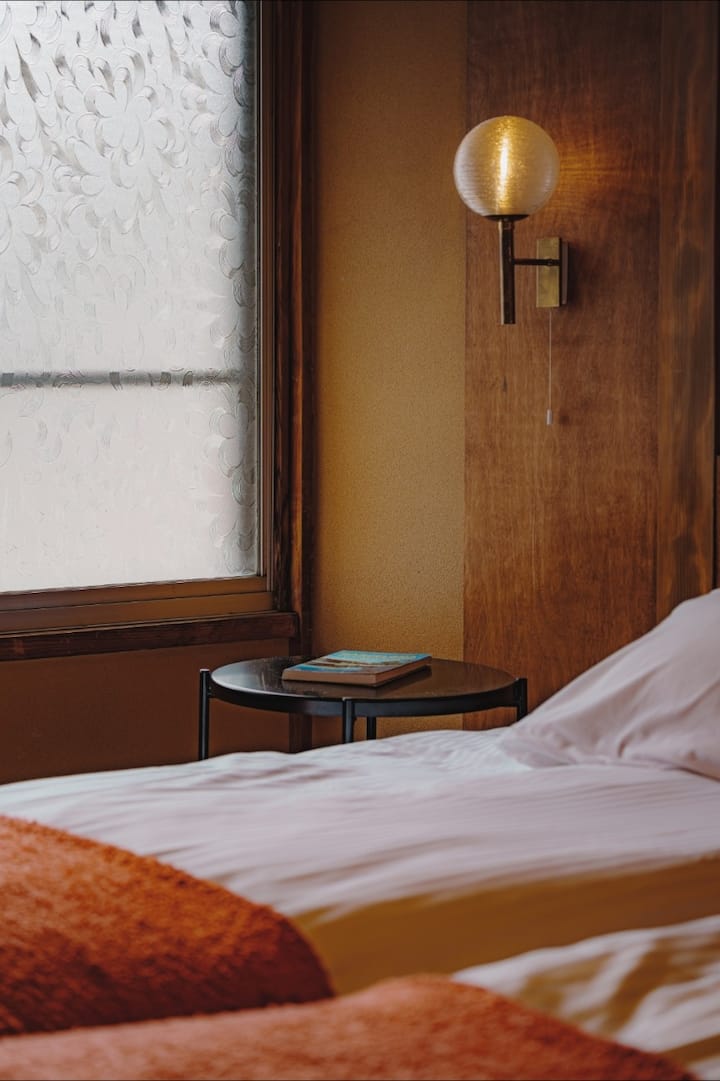 Spálňa dva (oranžová izba) je vybavená dvoma samostatnými lôžkami, ktoré sú vedľa seba, každé má svoj vlastný nočný stolík a vintage taliansky nástenný svietnik.