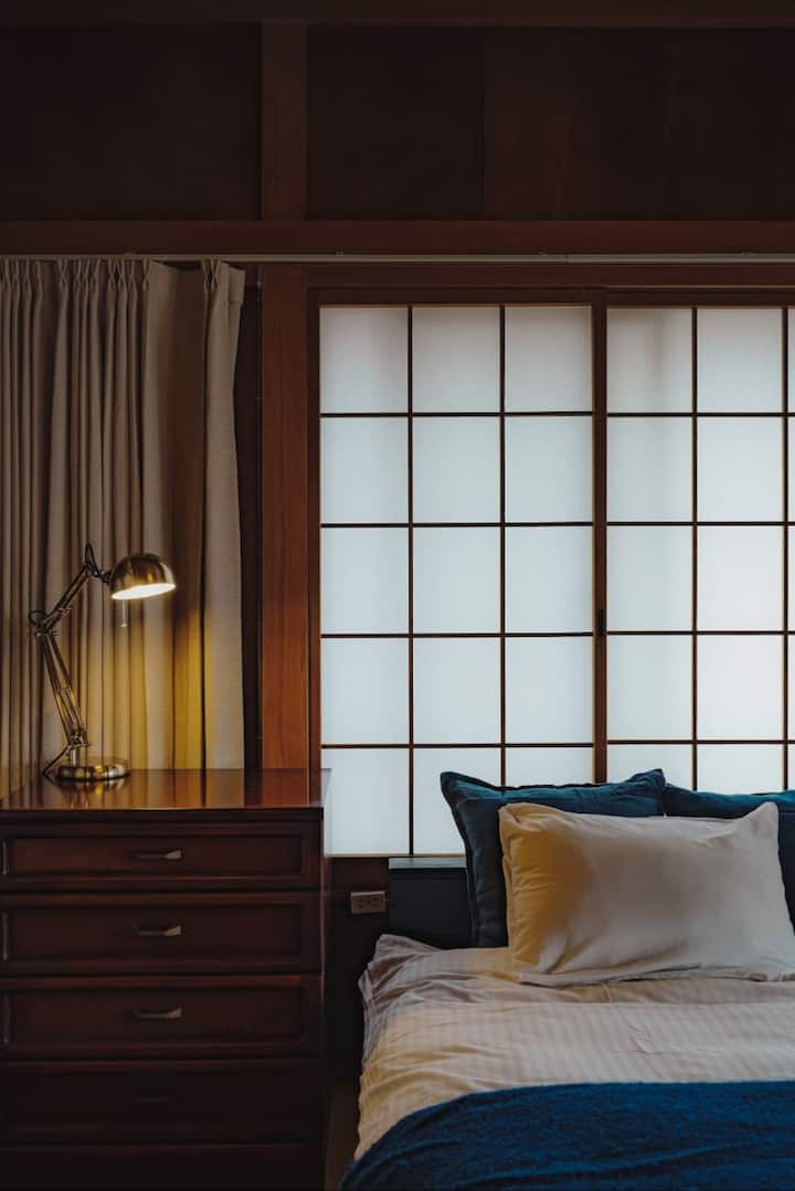nábytok z masívneho dreva – všetko ručne vyrobené v Japonsku! Toto je hlavná spálňa, manželská posteľ, v ktorej sa určite budete cítiť pohodlne po dlhom dni cestovania. Nočné lampy sú ideálne, ak si chcete ľahnúť a vychutnať si knihu! 