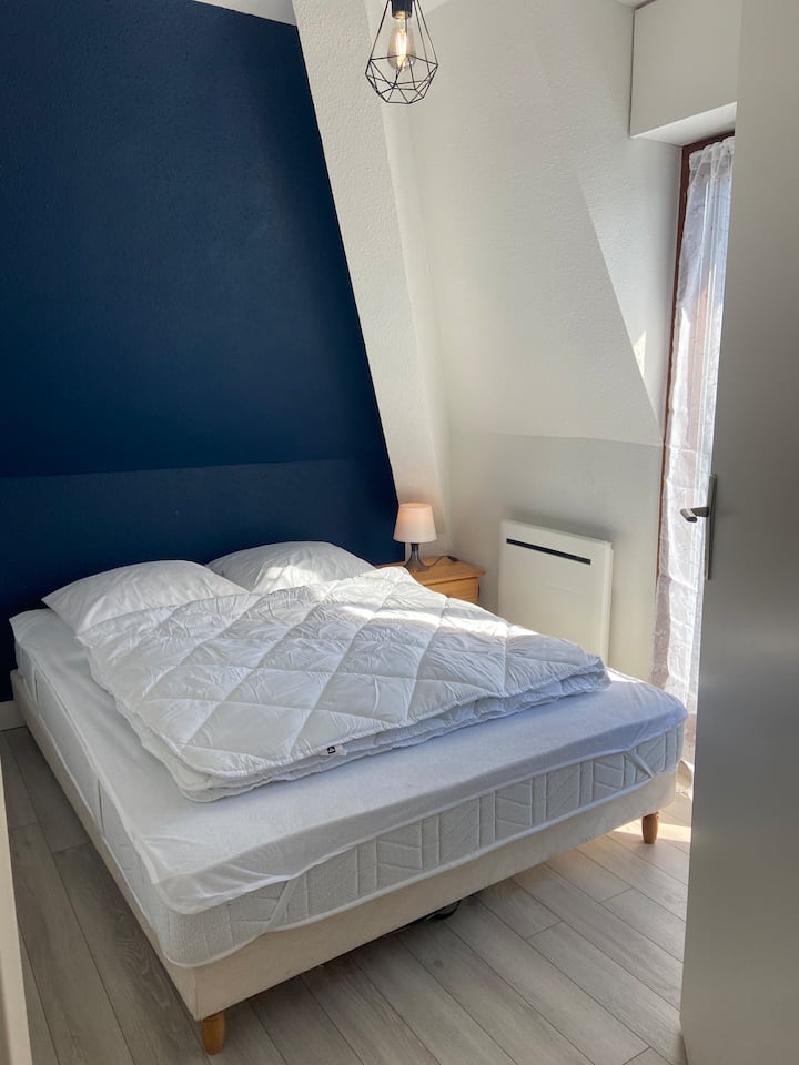 Krevet 140x200 
Novi jastuci i madraci, novi poplun 
Posteljina nije uključena 